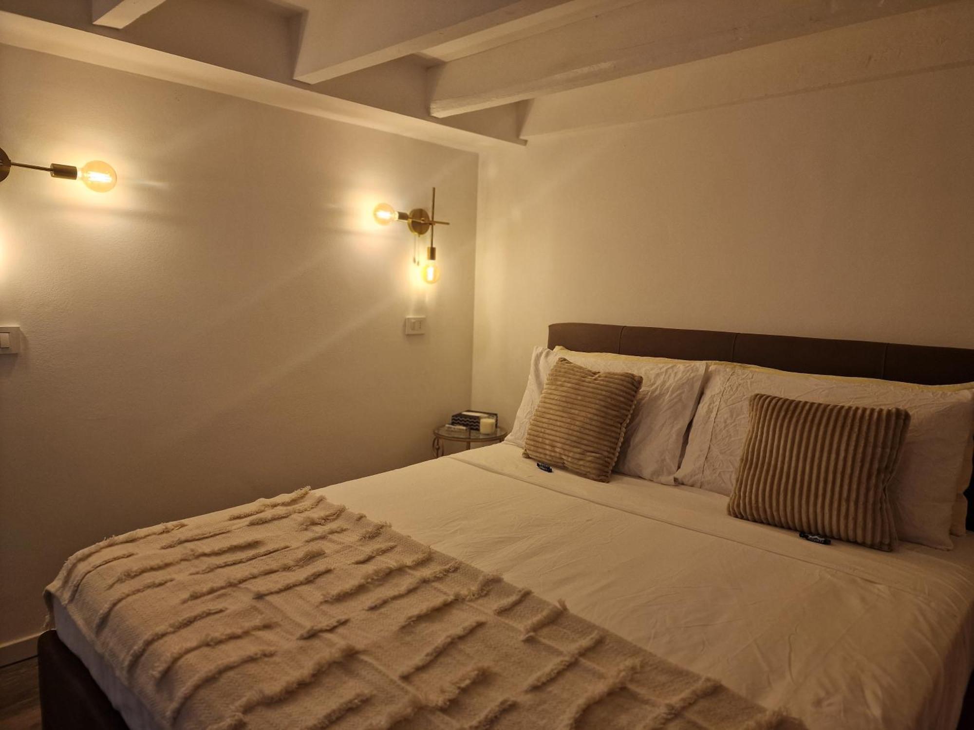 Regina Milano In Porta Romana 3 - Sky Tv, Wifi & Breakfast Box Leilighet Eksteriør bilde